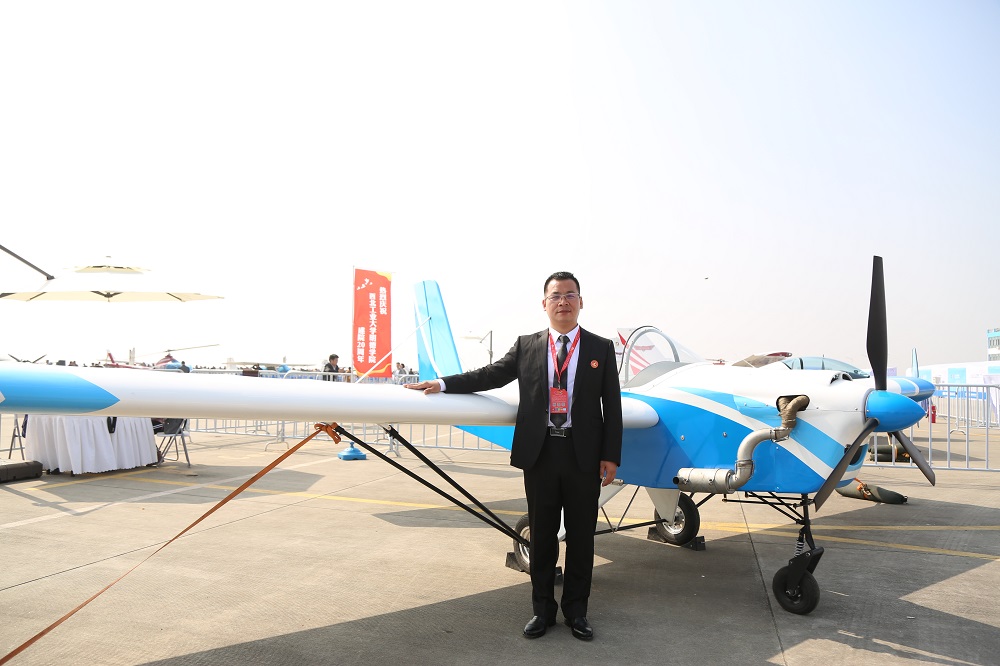明德學(xué)院校友陳墨向母校捐贈(zèng)飛機(jī)獻(xiàn)禮20周年院慶