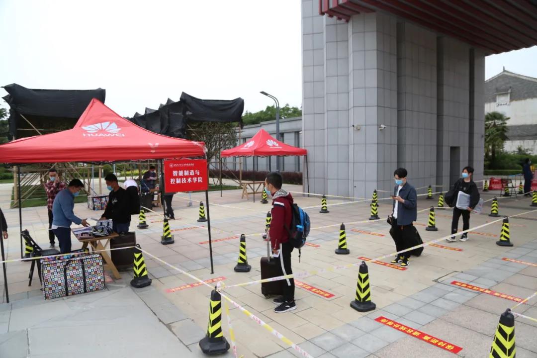 返校第一天 | 初夏的校園 終于等到你！