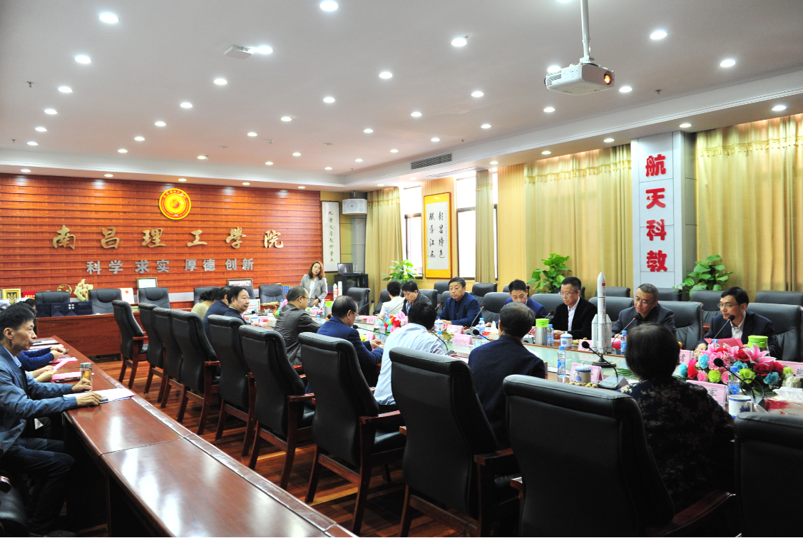 懷若渴知欲去求索，載累累碩果歸己用 ——集團董事局主席袁漢源帶隊考察優(yōu)秀兄弟院校