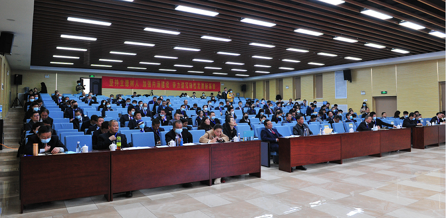 實(shí)施人才興企戰(zhàn)略 培育三足鼎立隊(duì)伍——萬裕金葉干部培訓(xùn)中心成立暨首期“開源計(jì)劃”培訓(xùn)班典禮隆重舉行 實(shí)施人才興企戰(zhàn)略 培育三足鼎立隊(duì)伍——萬裕金葉干部培訓(xùn)中心成立暨首期“開源計(jì)劃”培訓(xùn)班典禮隆重舉行