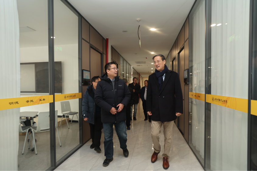 陜文投原董事長(zhǎng)王勇等領(lǐng)導(dǎo)嘉賓一行考察西安明德理工學(xué)院，并出席瀛湖采風(fēng)總結(jié)會(huì)