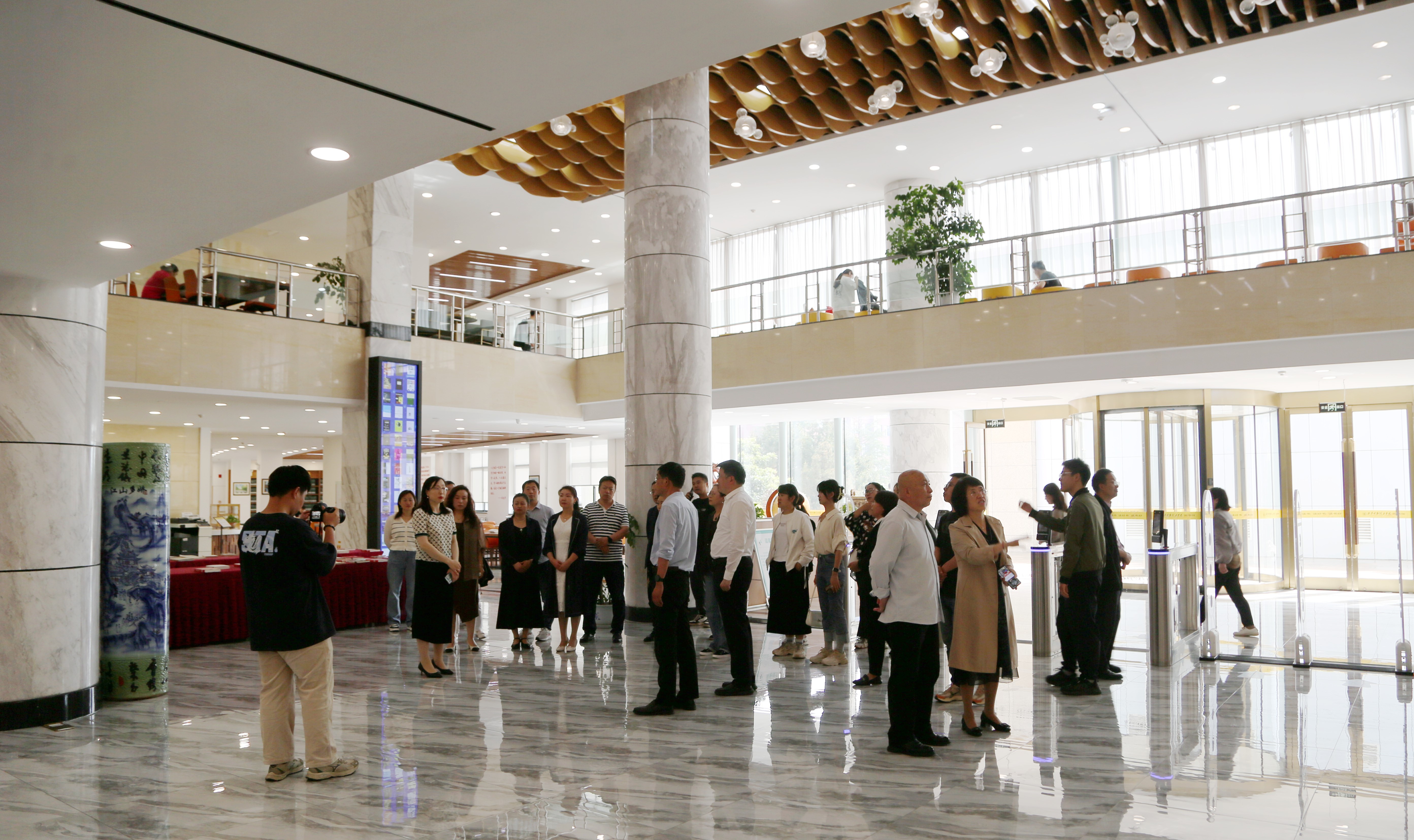 絢爛五月 揚帆奮進——西安明德理工學院喜獲佳績 圓滿召開2024年民辦高校圖書館論壇