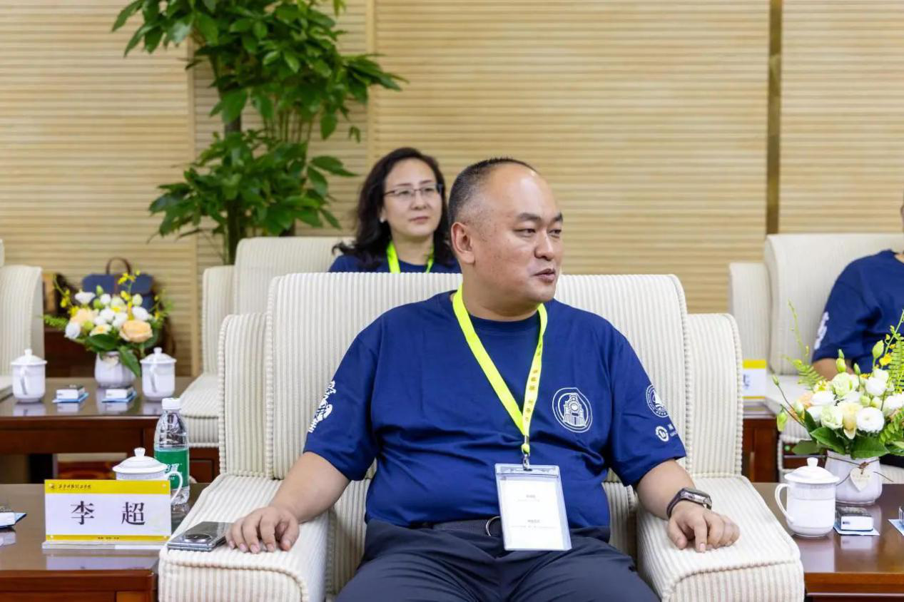 “愛我中華”青年大匯聚火車團歷史文化探索之旅抵陜 省政協副主席楊冠軍在明德學院會見成員代表