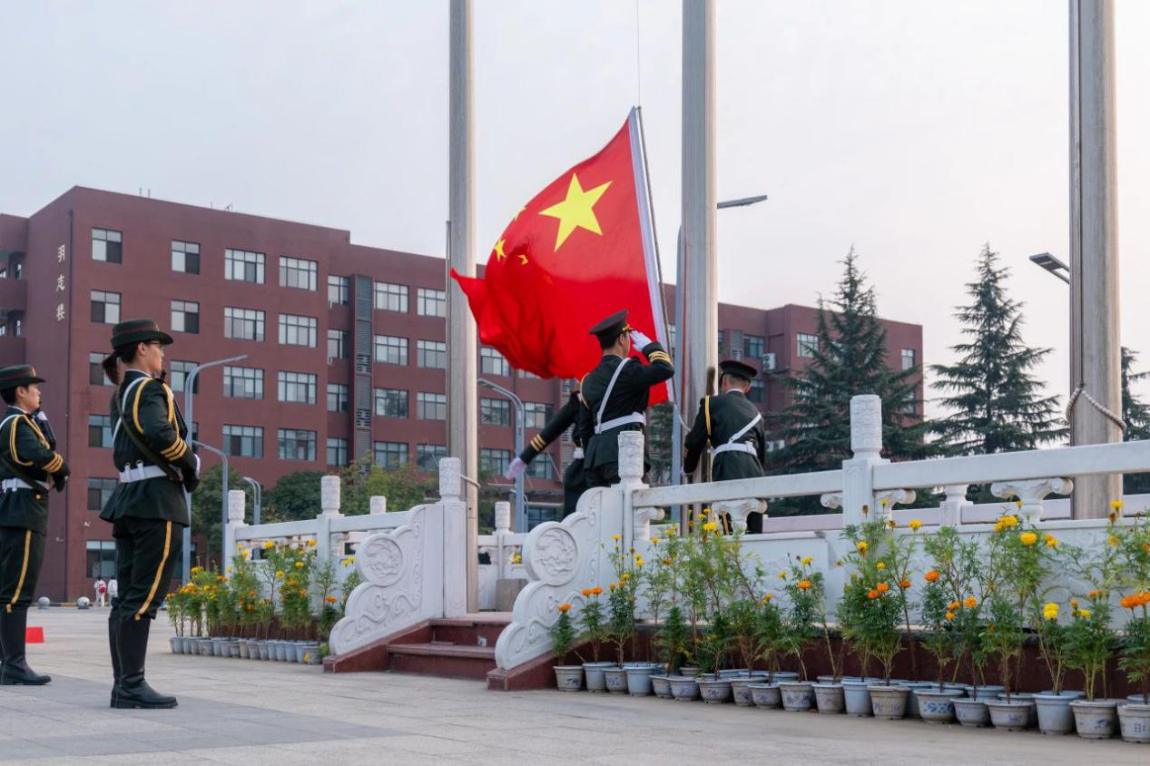 新氣象 新起點 西安明德理工學(xué)院新學(xué)期起航 新?；照絾⒂? title=