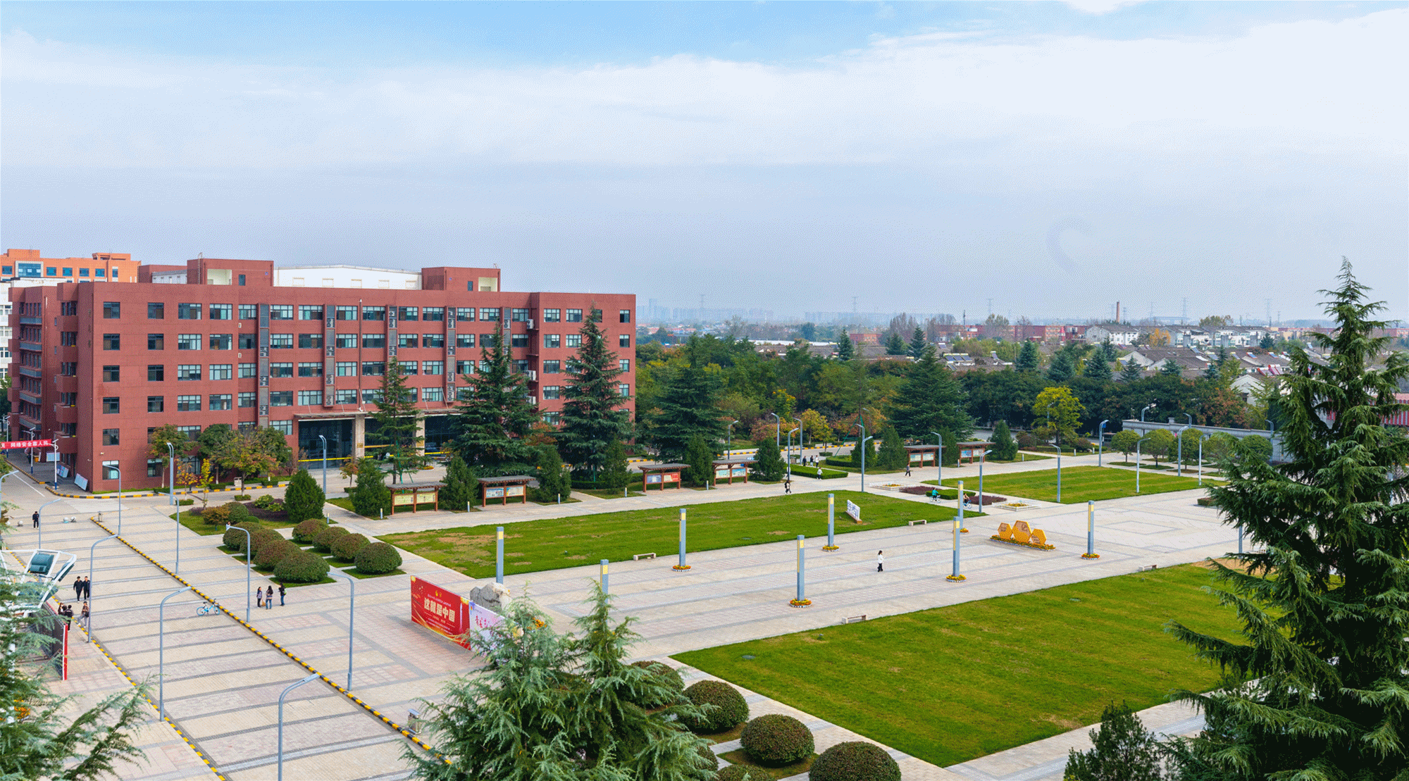 以綠色發(fā)展理念 賦能育人創(chuàng)新——金葉科教集團教育事業(yè)兩校生態(tài)環(huán)境建設獲省級認可