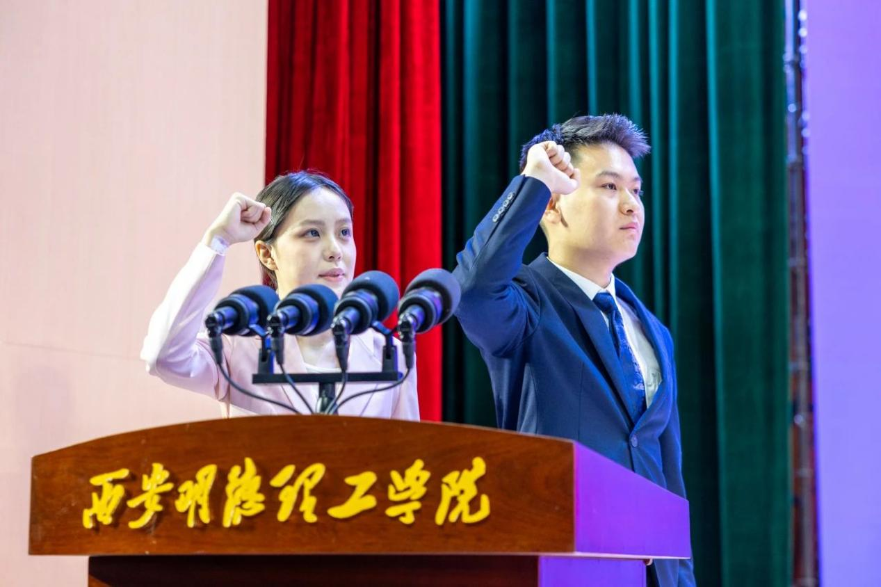 驪歌未散別情重 青春作伴赴星河——西安明德理工學(xué)院舉辦2025屆畢業(yè)典禮與歡送文藝晚會